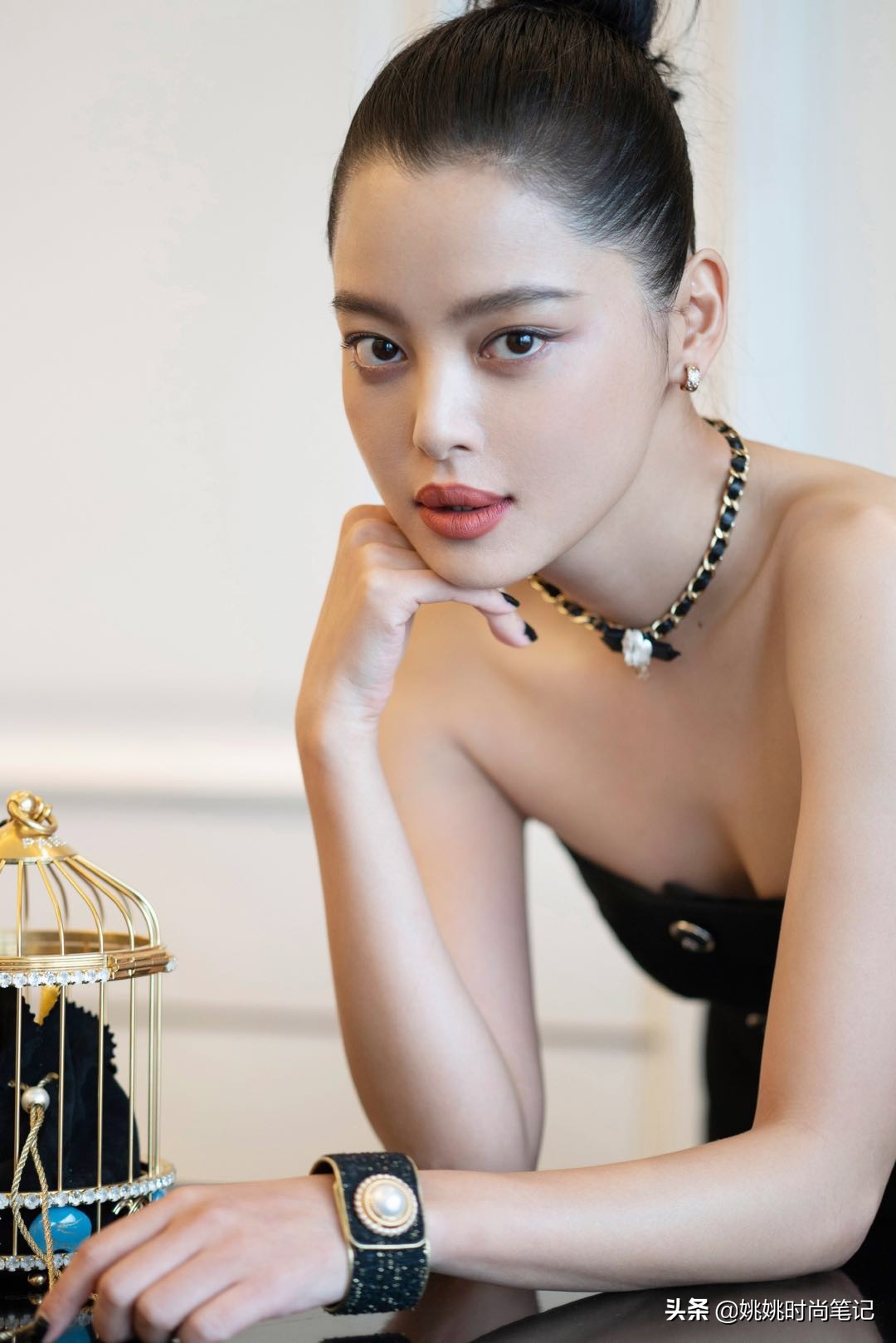 辛芷蕾香奈儿穿搭,辛芷蕾巴黎时装周穿白色拖地礼服