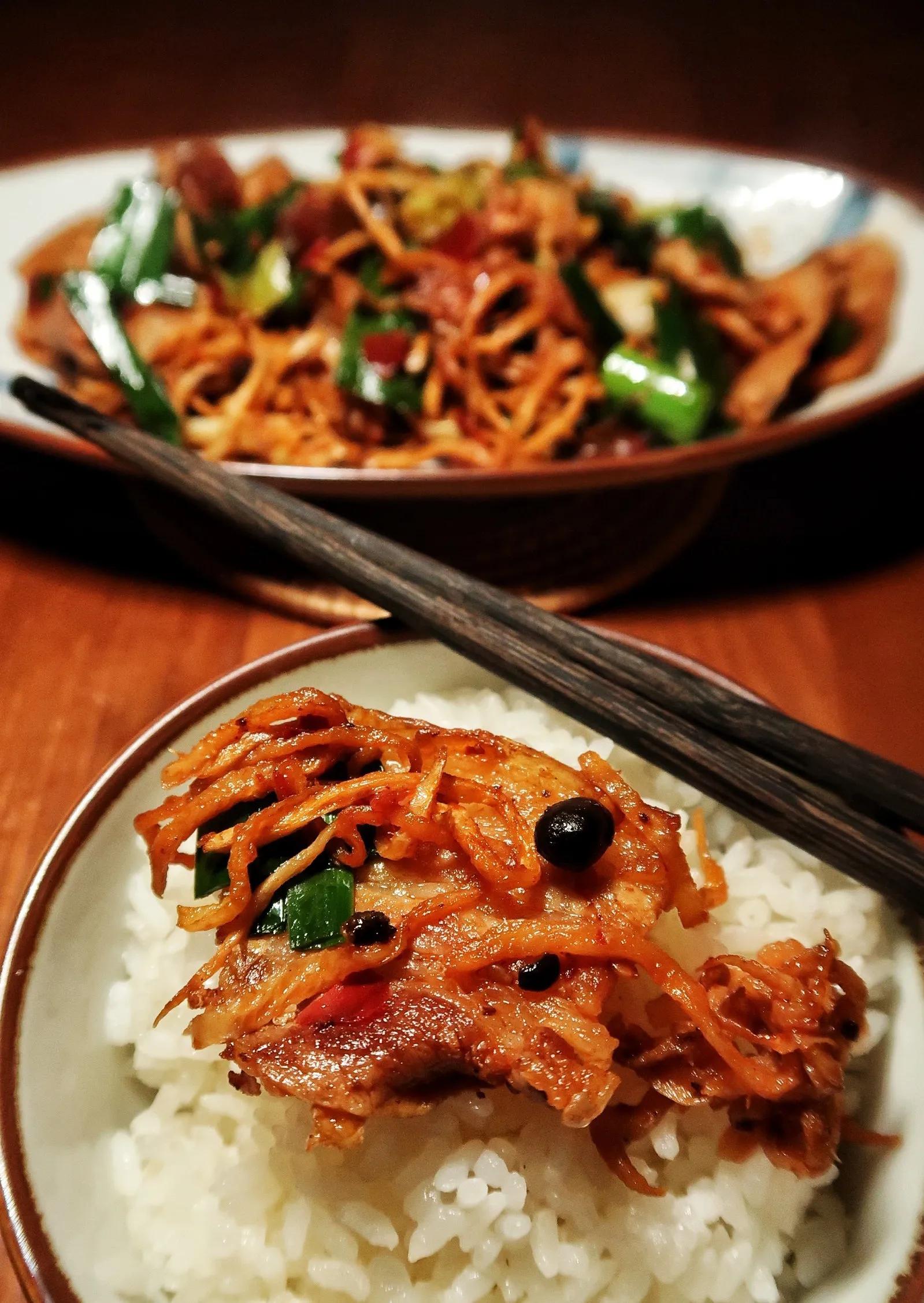 那些粗剌剌的萝卜条子，在凛冽的冬日喝上三四天的风，就蔫瘦了。