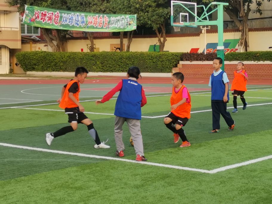 让我们去踢足球吧,我们正在踢足球