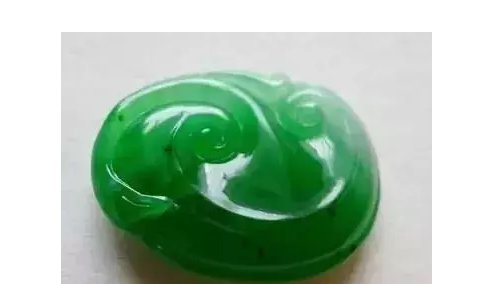 翡翠手镯里面有黑点怎么回事,翡翠手镯有黑点能买吗