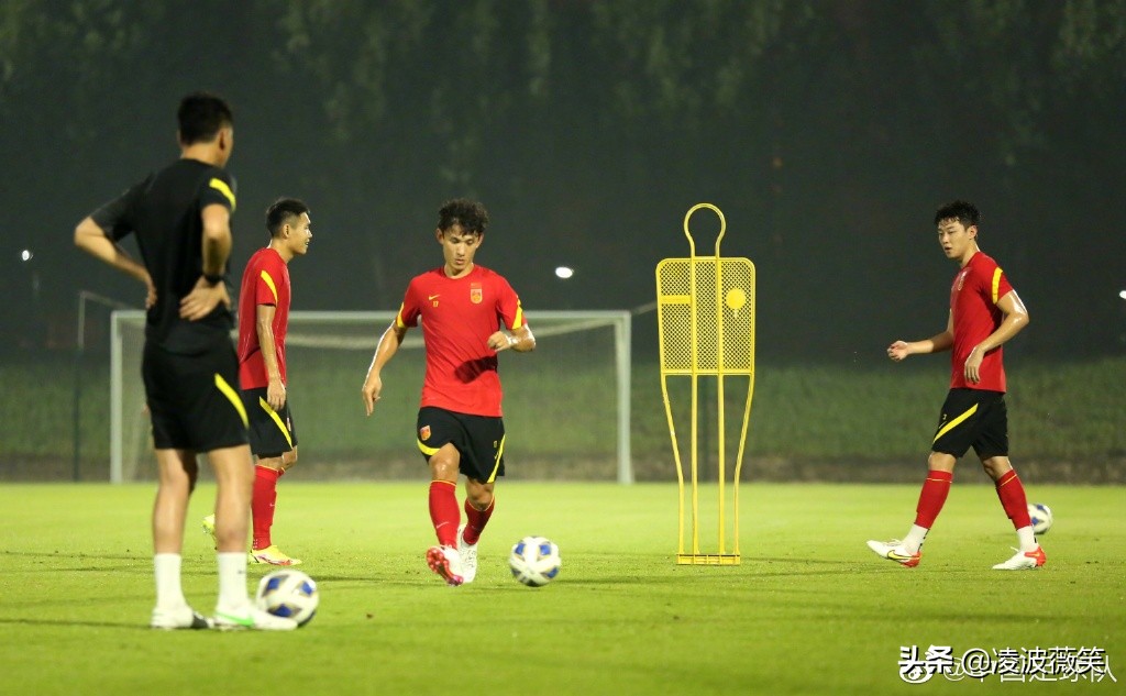 武磊洛国富拥抱,武磊赤膊