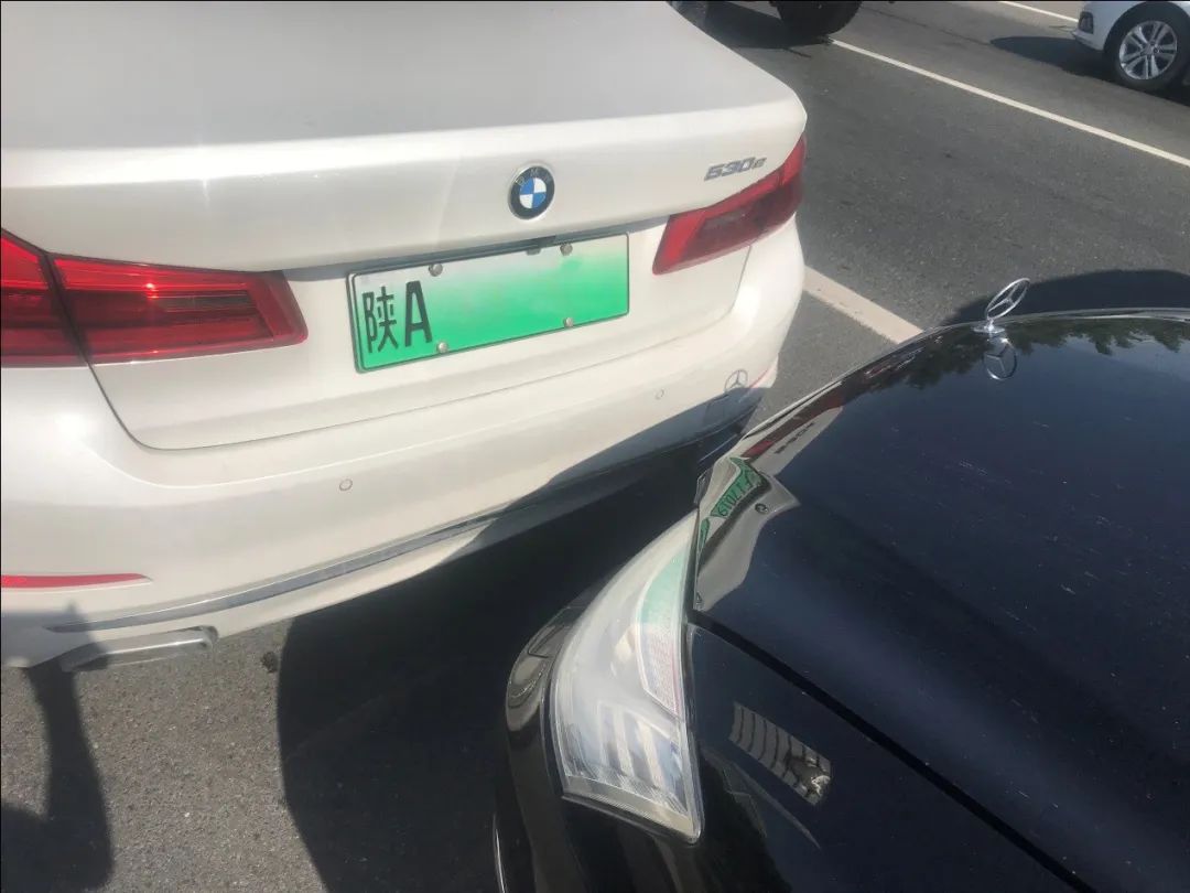 宝马追尾碰撞警告,宝马被追尾后有哪些损伤