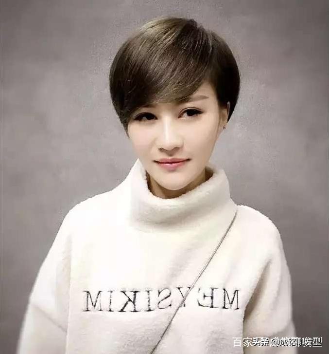 今年最受欢迎的一款短发洋气减龄,2019最流行时尚减龄的短发图片