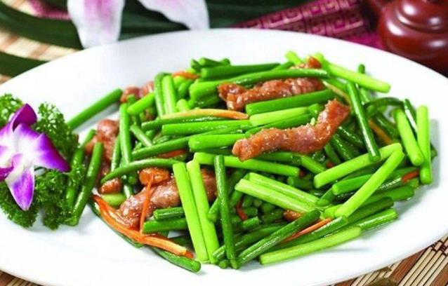 炒蒜苔时要不要拔头,炒蒜苔直接倒鸡蛋