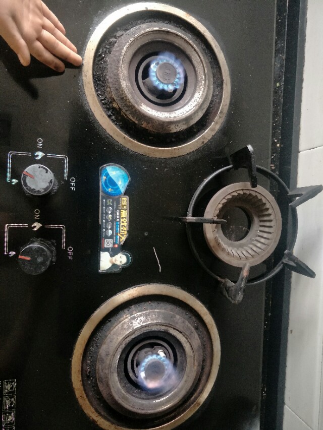 厨房燃气灶污渍清理,煤气灶污脏用什么清洗又快又干净
