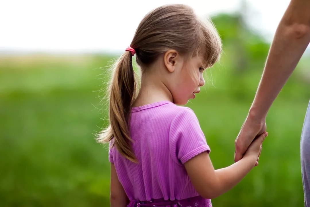 孩子孤僻不和人沟通心理咨询,孩子孤僻不合群没有朋友