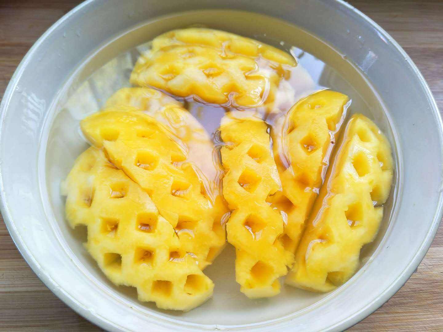 你知道菠萝要泡多久盐水才能吃么,吃菠萝之前为什么要用盐水泡一泡