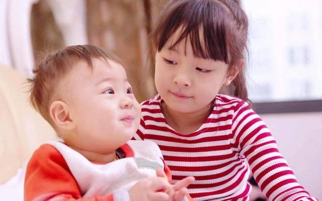 二胎妈妈怎么平衡两个孩子的关系,平衡大宝二宝