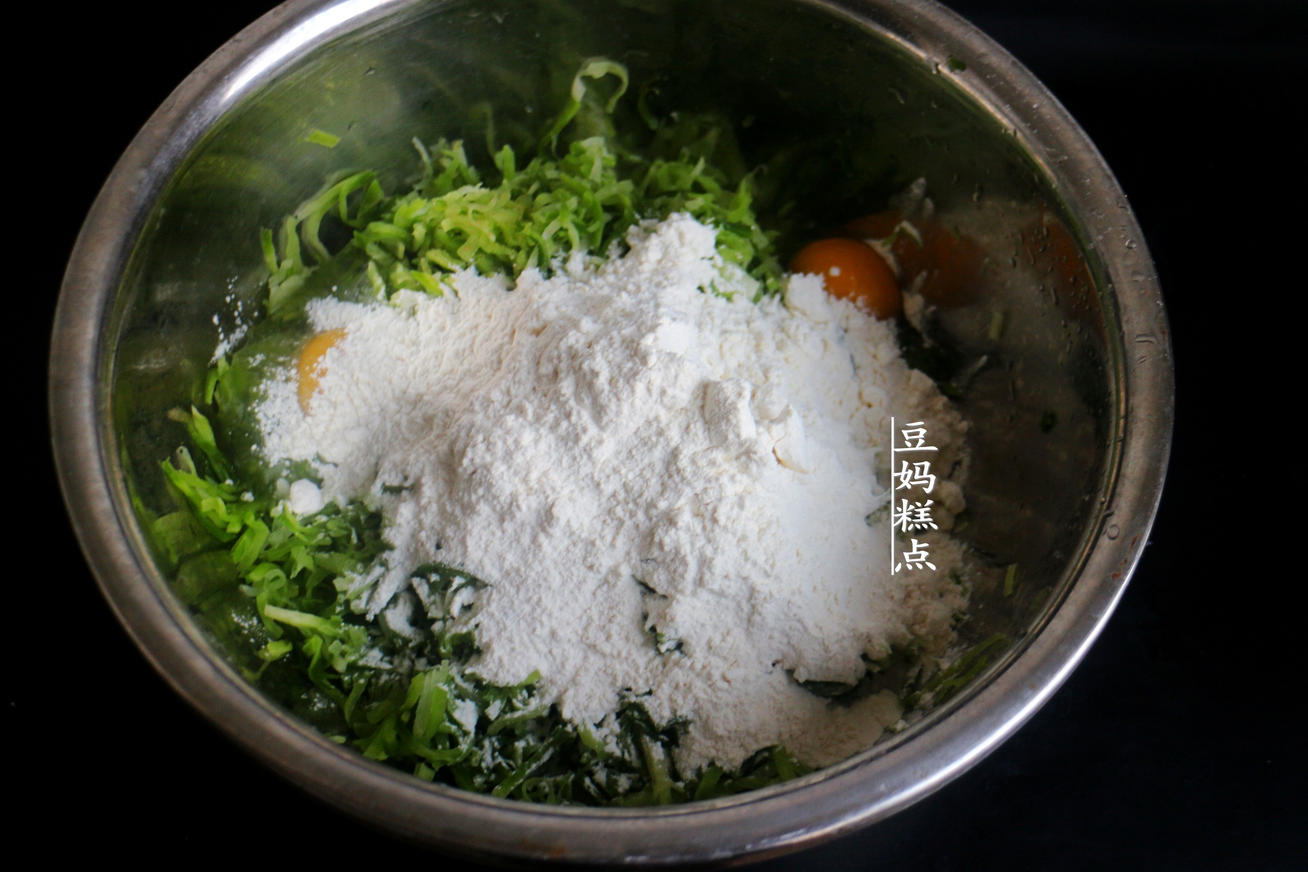 炸好丸子萝卜怎么做好吃,萝卜丸子放什么炸又酥又软