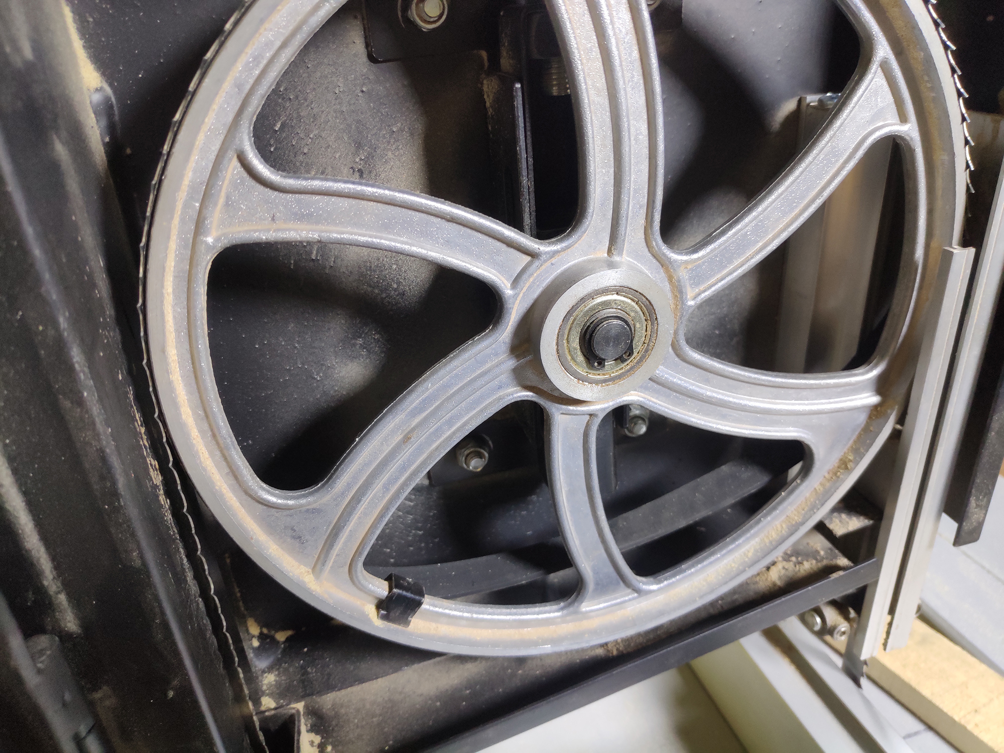 带锯使用注意事项,带锯的使用与维修