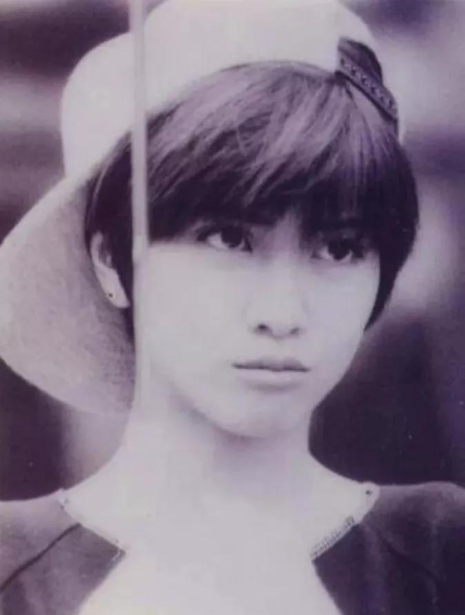 他是世纪末美少年，她帅到掰弯无数小姐姐，相恋10年不婚