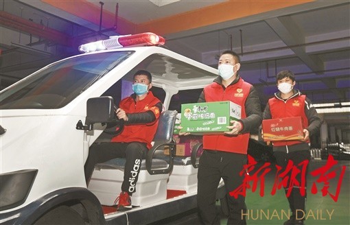 关键时刻冲上去危难关头豁出来,关键时刻豁得出去危难时刻顶得上