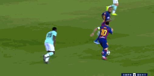 梅西眼里满是留恋,梅西错失单刀望眼欲穿的眼神