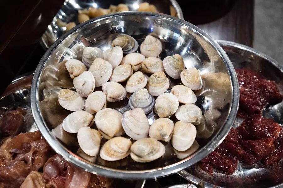 这家噗噗噗的粥底火锅店，稳就一个字