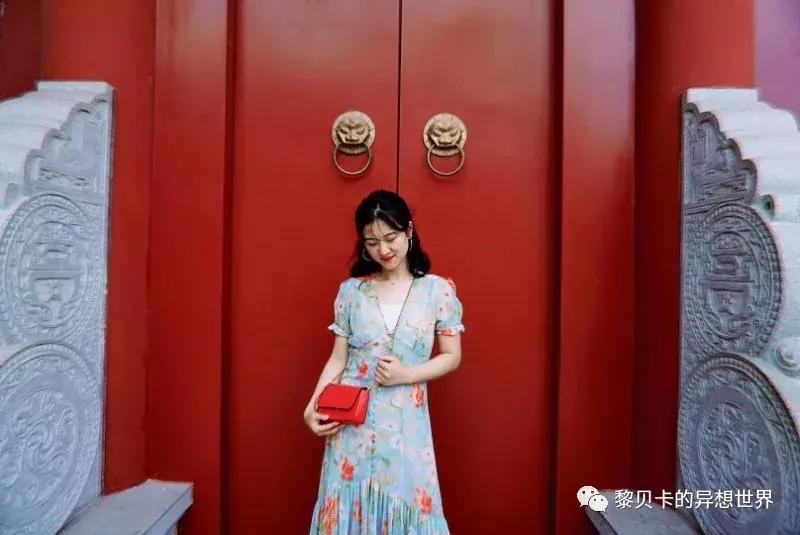 她们穿的连衣裙,她们穿的花裙子