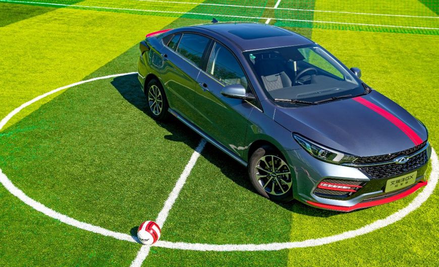 如何和喜欢踢足球的男生交朋友,在足球球场上怎么和外国人交流