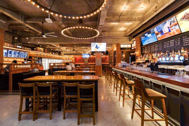 重庆第①家正版餐酒博物馆来了！1000+酒水，50+简餐，嗨翻16h