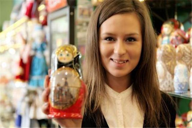 俄罗斯人第一次来中国，对国人说：这东西这么贵，还能当水喝