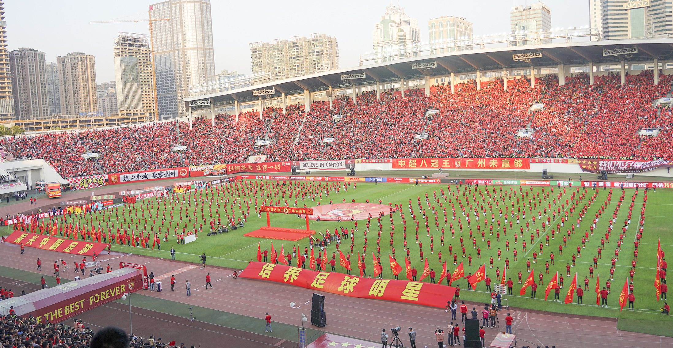 豪夺八冠王演绎王者荣耀足校小将亮相庆典代表“未来”