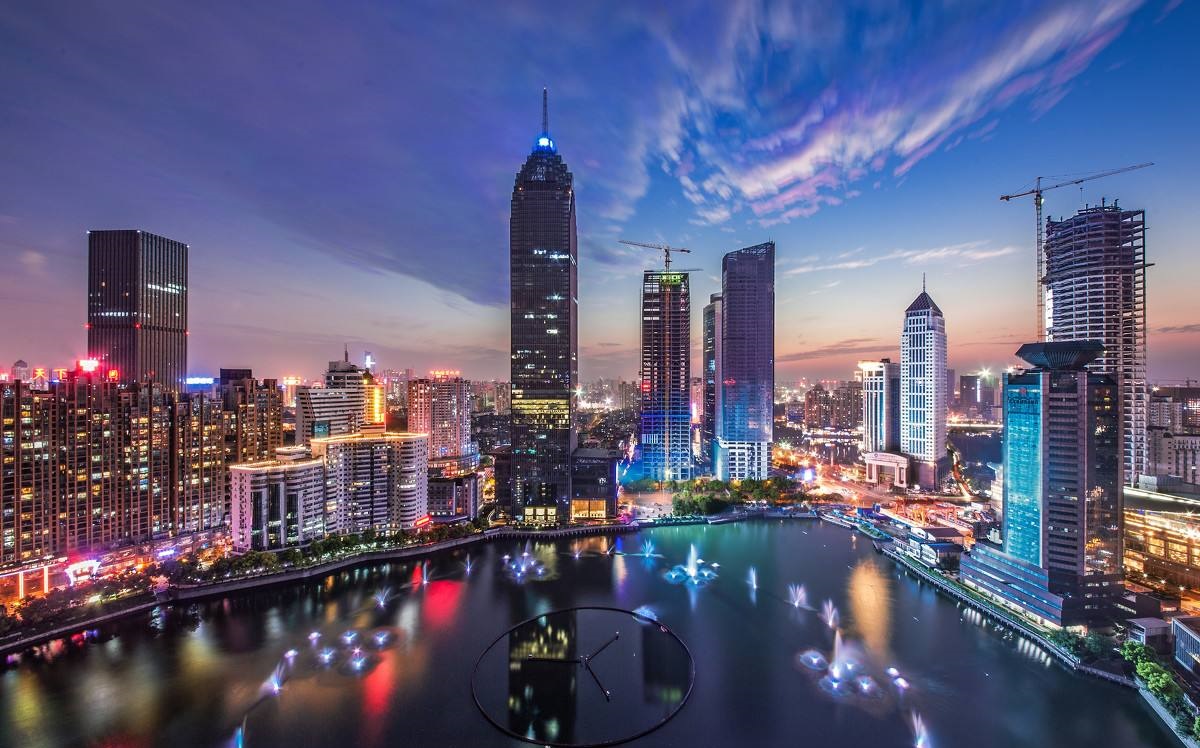 武汉市在九省通衢方面优势不如郑州，人均GDP领先却在全国有优势