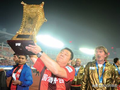 这老板曾和许家印“掰手腕”！挫恒大夺冠，球队降级后成“超市”