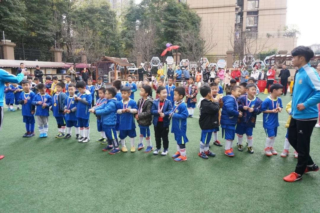 小小足球运动员=未来男神~|走进成都市第十二幼儿园蓝光分园