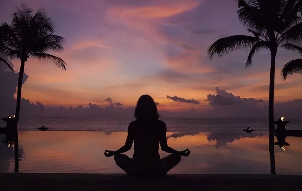 不是吧！还在健身房大汗淋漓，人家“坐着发呆”就健身了