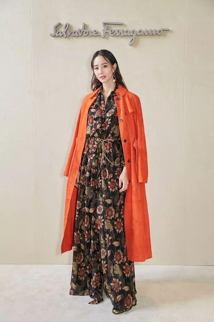 明媚春夏当然要穿碎花裙！这4款不乡土超精致，轻松美出新高度！