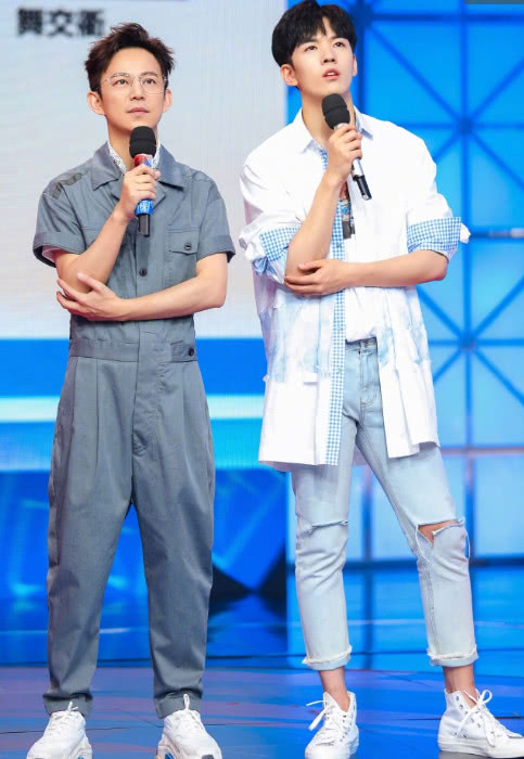 何炅和小鲜肉携手逛街,何炅与神秘男子深夜街头亲密互动