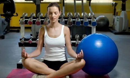 不是吧！还在健身房大汗淋漓，人家“坐着发呆”就健身了