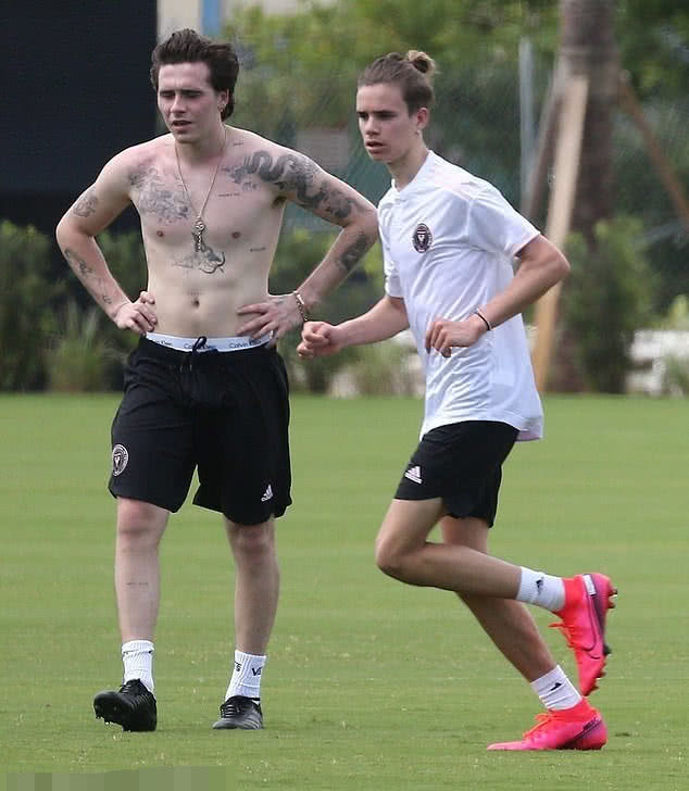 贝克汉姆全家齐出镜,贝克汉姆中文纹身是谁纹的