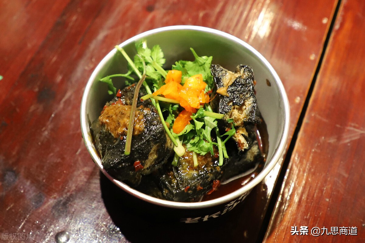 小伙卖臭豆腐,年赚千万的卖臭豆腐模式