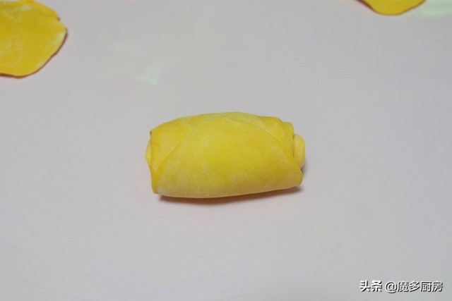 手把手教你做玫瑰花馒头，南瓜泥揉面，色泽金黄口感香软，好吃