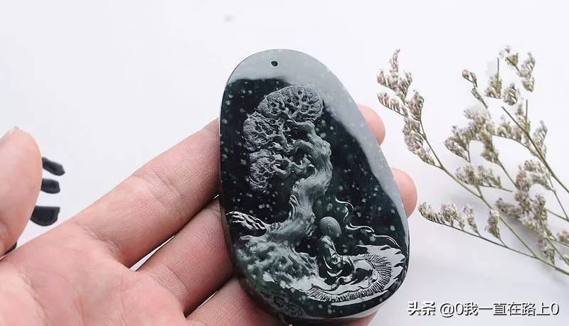 翡翠里面的棉有通透和不通透分布,翡翠里棉絮多是真假