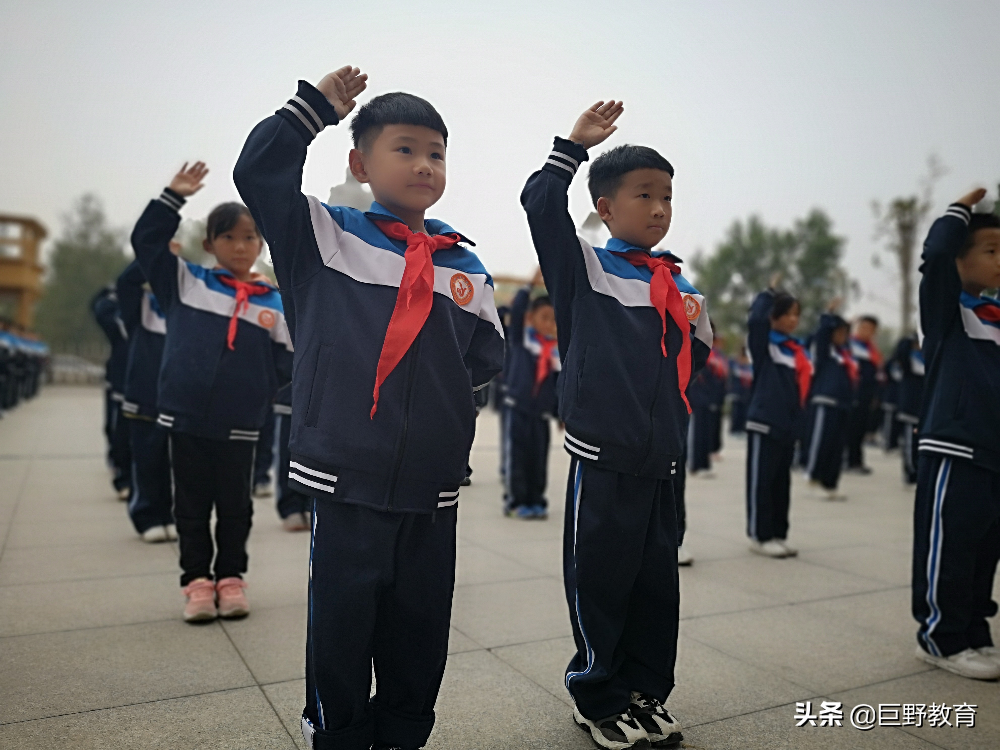 县红旗小学举行童心向党入队仪式,红领巾心向党少先队入队仪式