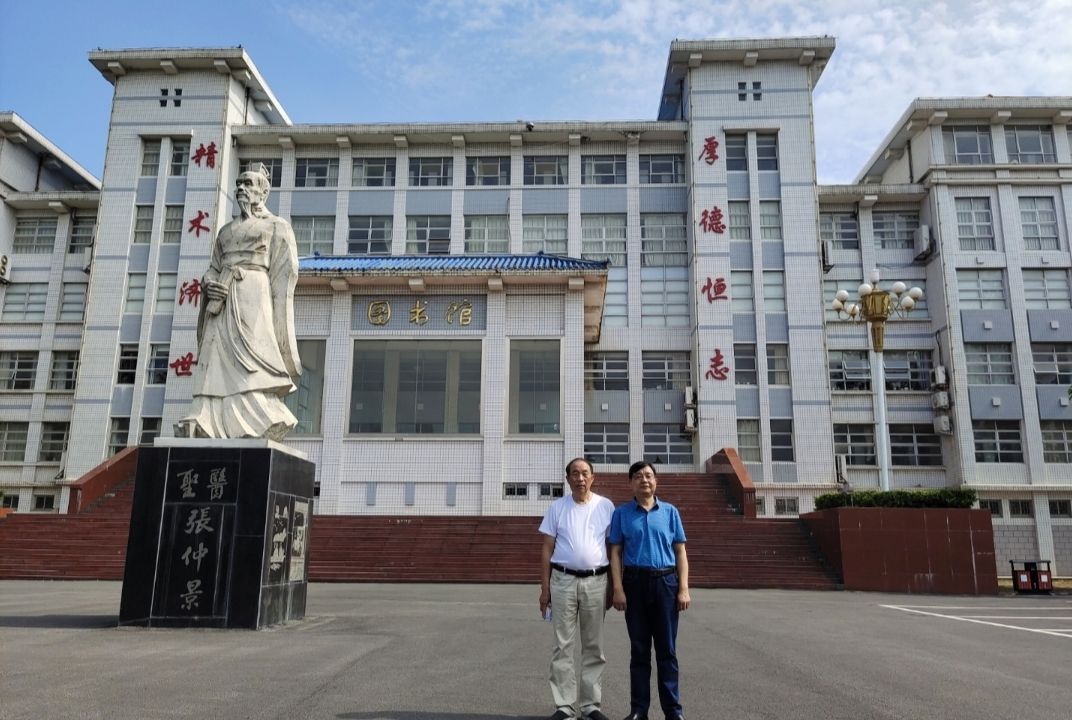 阔别四十年战友相聚画面,阔别三十六载