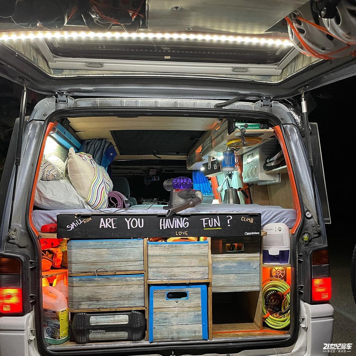 小伙买八手车,小伙买了6米8房车