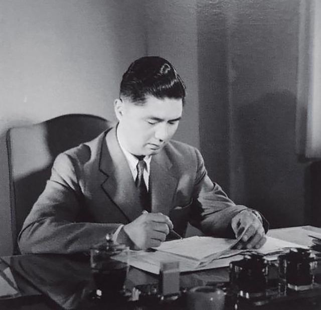 1986年,*小平邓**在京会见荣氏家族:你们就像杨家将,是有功的