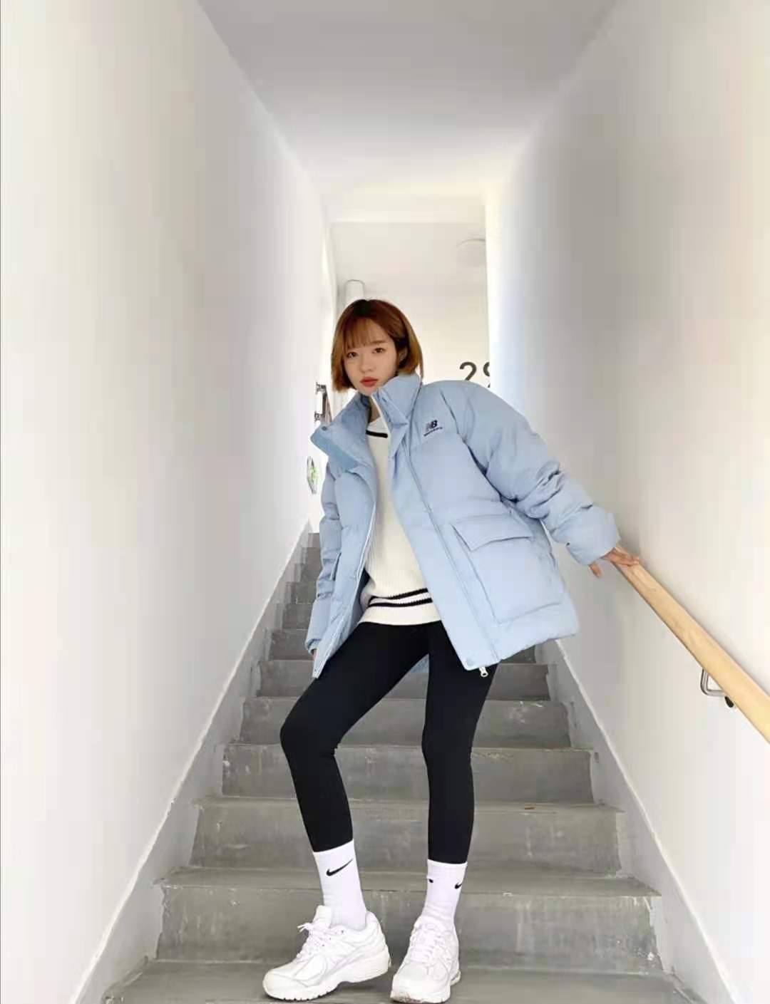 羽绒服女款爆款小个子短款马甲,卡其色短款羽绒服适合配的下装