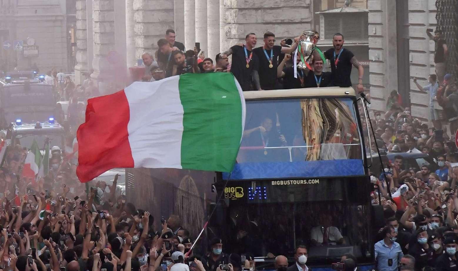 意大利带足球回家！罗马城万人空巷，基耶利尼头戴王冠