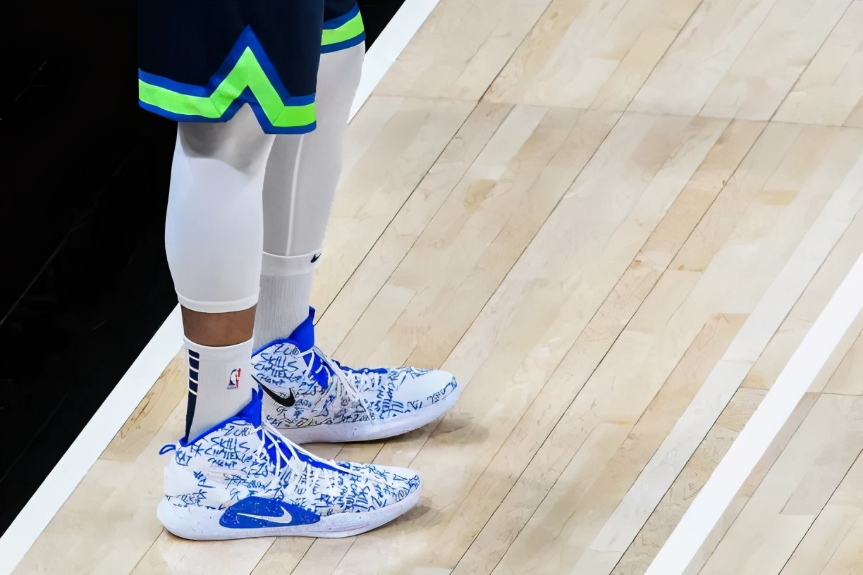 莫兰特上脚kobe4橙色,莫兰特上脚过的kobe球鞋