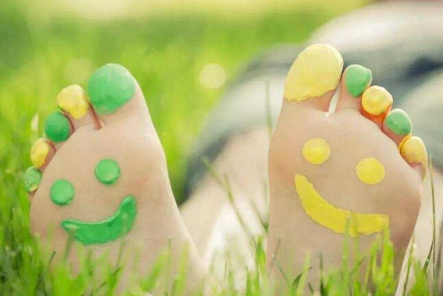 夏天宝宝光脚在地上走有没有危害,夏天宝宝可以光脚走路吗