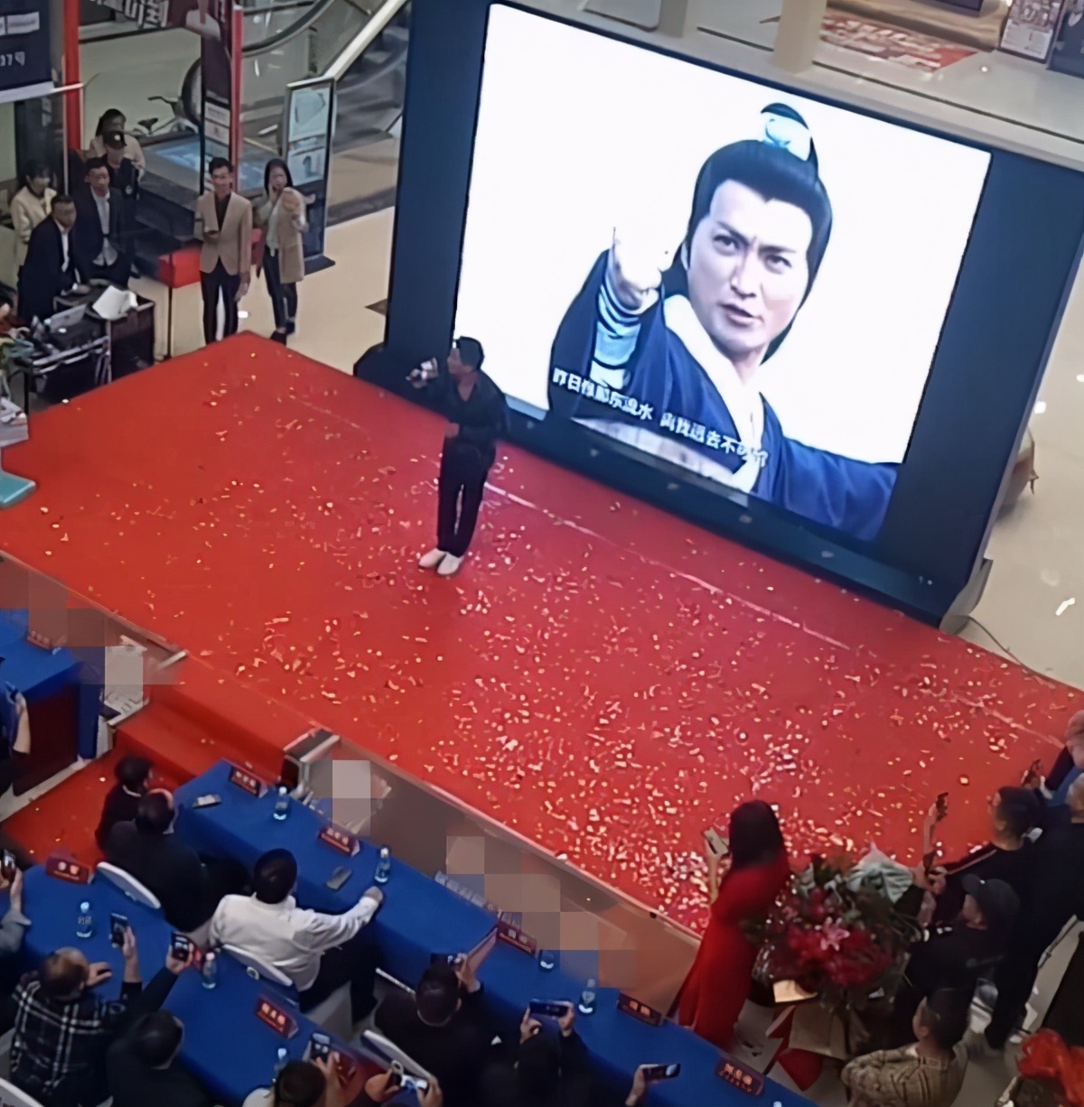 凭一角红极一时，遭遇封杀转行成商人，身家过亿却甘心走穴捞金