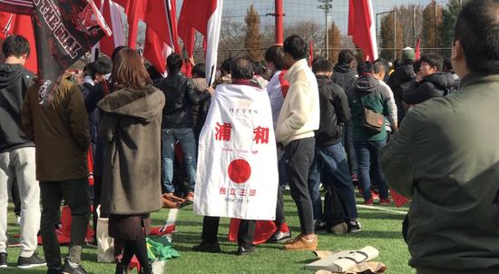 站在看台上,站在看台之上