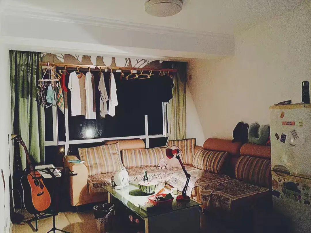 只有一张单人床的屋子,单人房两个单人床