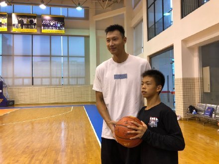 13岁独臂篮球少年nba评价,13岁独臂篮球少年帅炸了人民日报
