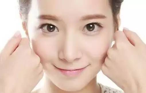 毛孔粗大、鼻子起皮是怎么引起的呢？日常护肤小常识帮你解决