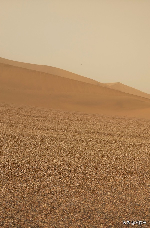 鸣沙山月牙泉堆满了游客,鸣沙山月牙泉景区