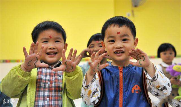 幼儿园小朋友受伤怎么安慰家长,孩子幼儿园意外受伤家长要求赔偿