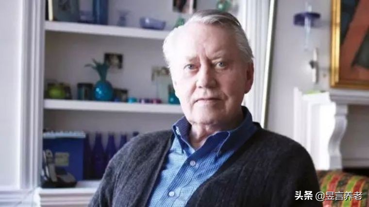 戴15元手表，租一居室，秘密捐出560亿，这位老人活出上帝的模样